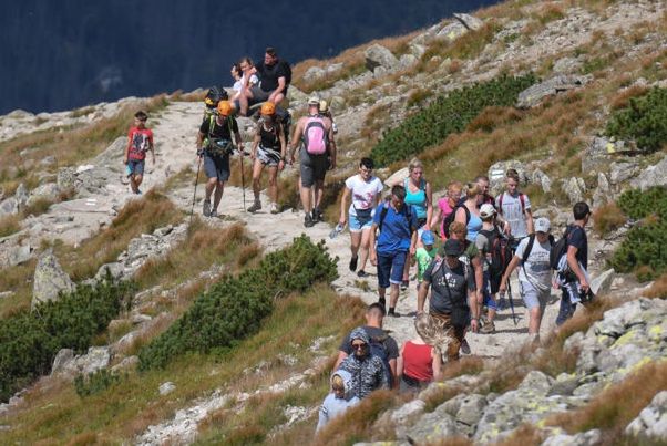 W lipcu i sierpniu na tatrzańskich szlakach były prawdziwe tłumy