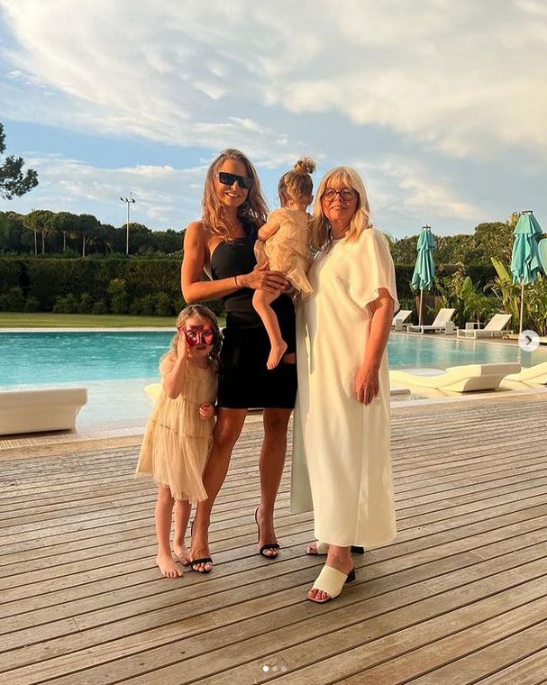 Anna Lewandowska z mamą i córkami