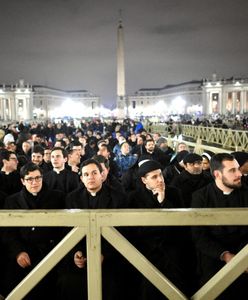 Srebrny młoteczek i wypowiedziane imię. Co się dzieje z ciałem papieża po śmierci?