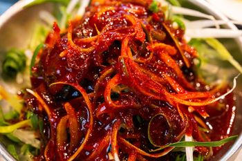 Zamiast dorzucać do twarogu, robię sałatkę. W Korei to przysmak