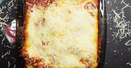 Ramen lasagna. Zaskakujący przepis, który podbija internet. Palce lizać