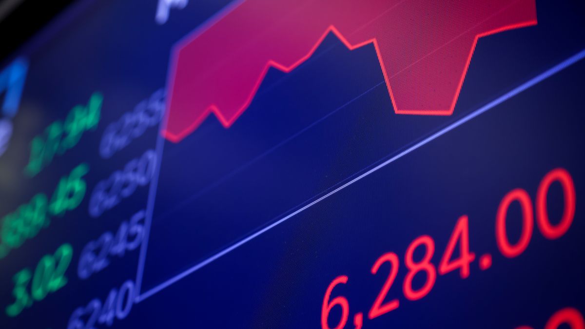 Stock market information on the floor of the New York Stock Exchange (NYSE) in New York, US, on Monday, July 14, 2025. US stocks extended declines Monday to fall further from records, as President Donald Trump's latest salvo of tariff threats for Europe and Mexico kept investors on edge as corporate earnings season kicks off this week. Photographer: Michael Nagle/Bloomberg via Getty Images