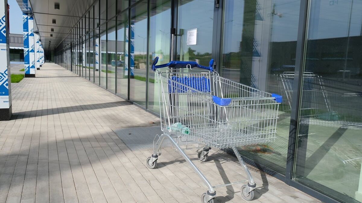 wózek zakupowy przy parku handlowym przy ul. piaseckiej w świdniku