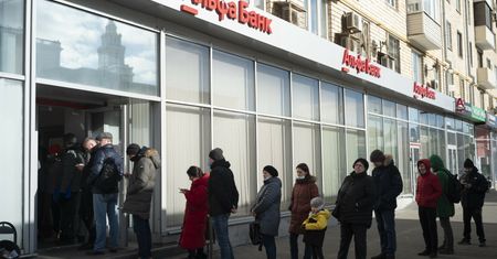 Rosjanie przyznają: coraz trudniej wypłacić gotówkę