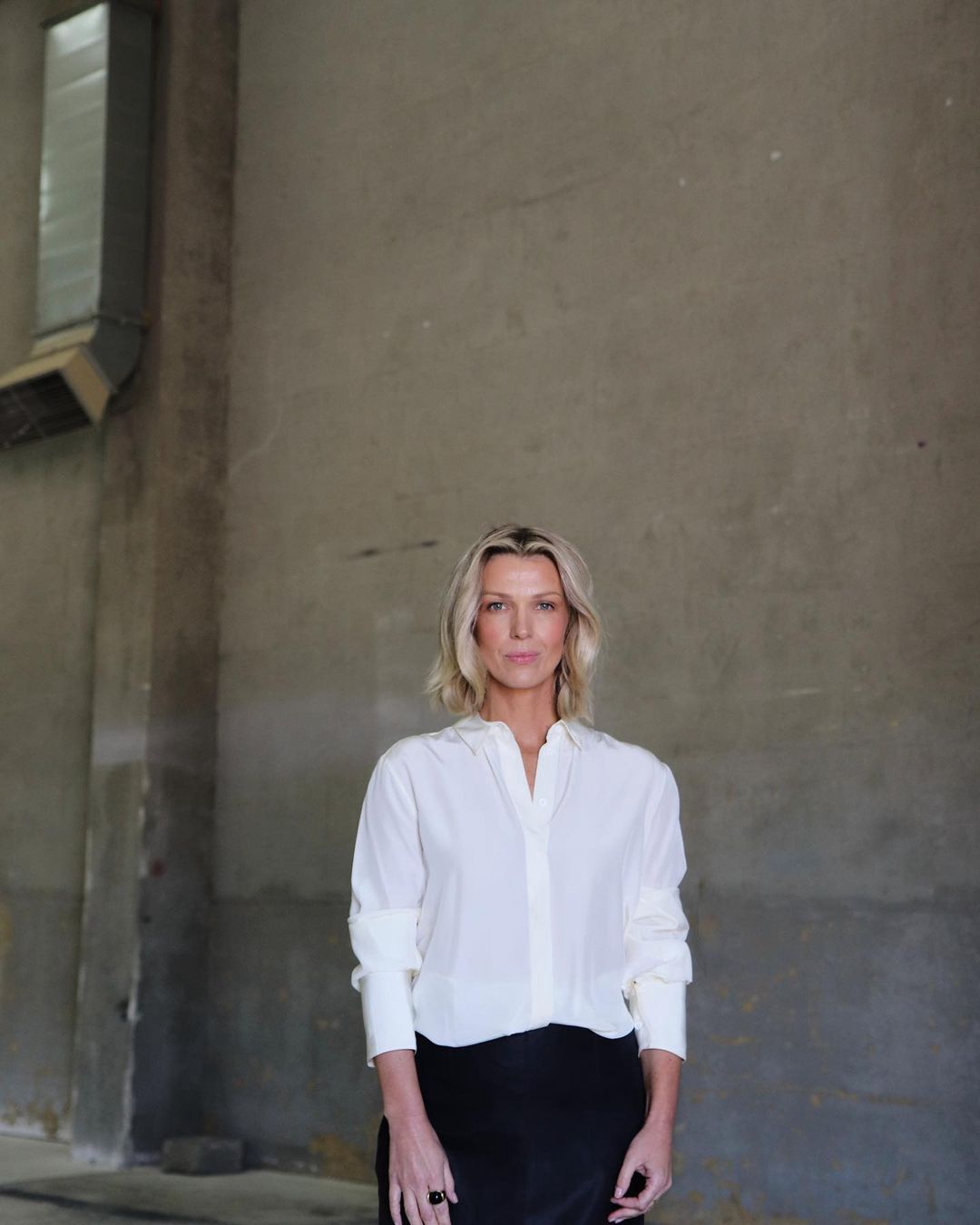 Jedna biała koszula pozwala stworzyć dziesiątki stylizacjiInstagram/magda_molek