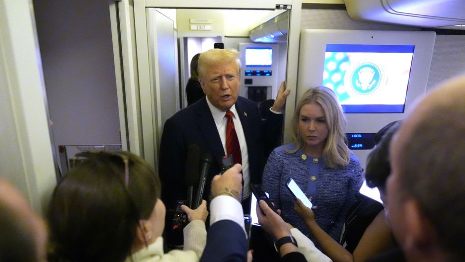 Karoline Leavitt - najm?odsza sekretarz prasowa Bia?ego Domu
President Donald Trump speaks to reporters aboard Air Force One en route from Miami to Joint Base Andrews, Md., Monday, Jan. 27, 2025, as White House press secretary Karoline Leavitt listens. (AP Photo/Mark Schiefelbein)
Mark Schiefelbein