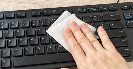 Czyszczenie klawiatury może być proste. O czym pamiętać?