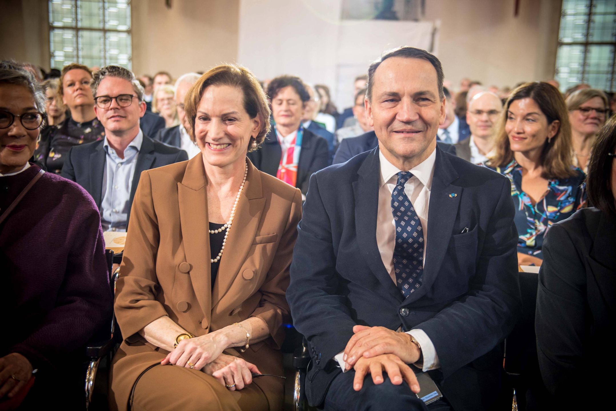 Frankfurt Book Fair - Peace Price ceremony
epa11670664 Winner of Peace Prize of the German Book Trade Anne Applebaum and her husband Polish Foreign Minister Radoslaw Sikorski at the awarding ceremony of the Peace Prize of the German Book Trade in Frankfurt, Germany, 20 October 2024.  EPA/ENRICO SAUDA / POOL 
Dostawca: PAP/EPA.
ENRICO SAUDA / POOL
Podium