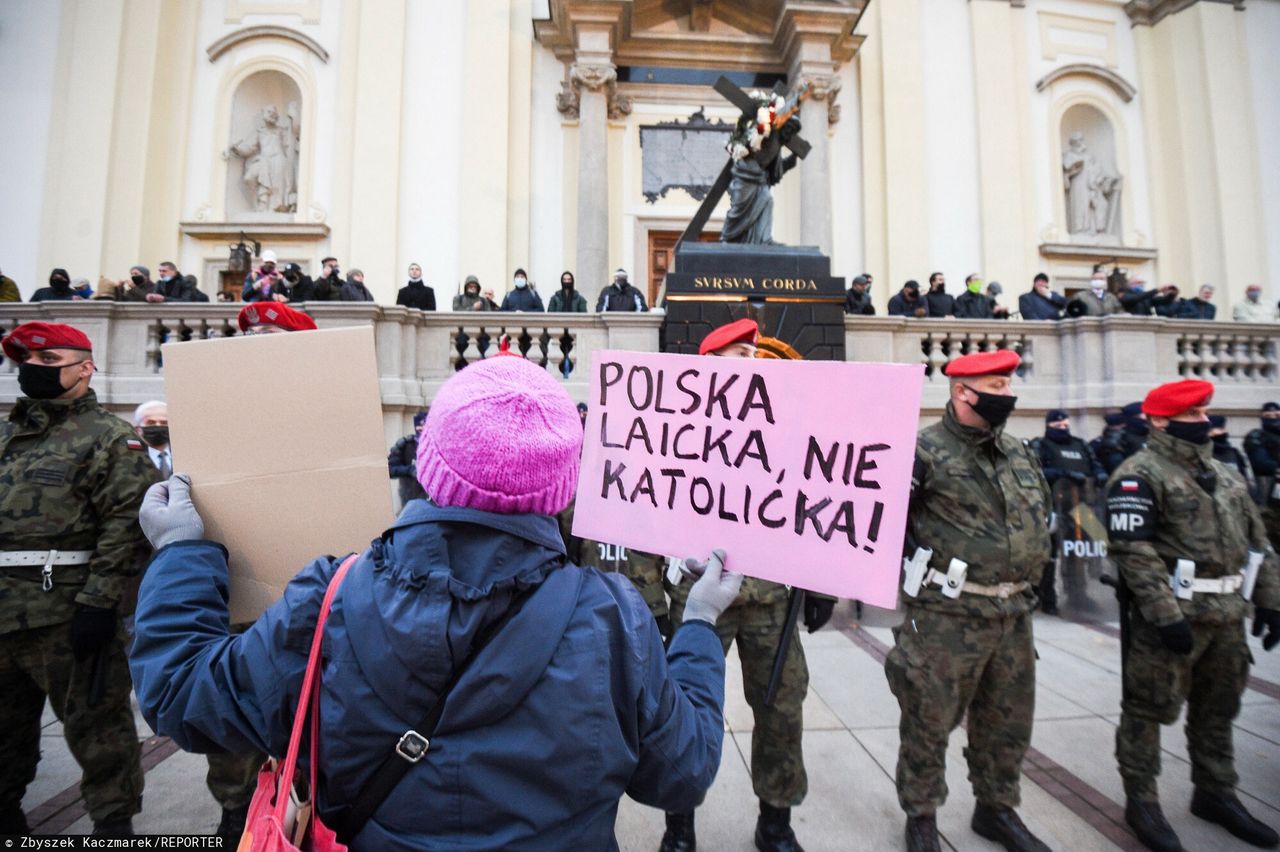 Warszawa. Umorzono postępowanie ws. zrzucenia kobiety ze schodów kościoła