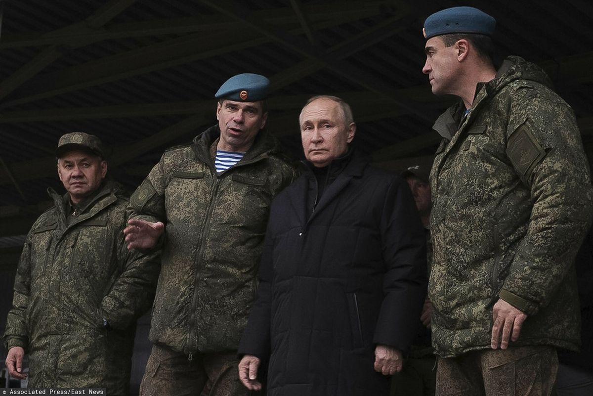 Prezydent Rosji Władimir Putin podczas narady ze sztabem, z lewej strony Siergiej Szojgu, minister obrony Federacji Rosyjskiej