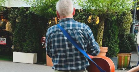 Zdjęcie obiegło Polskę. Tak senior zbiera na leki w centrum Katowic