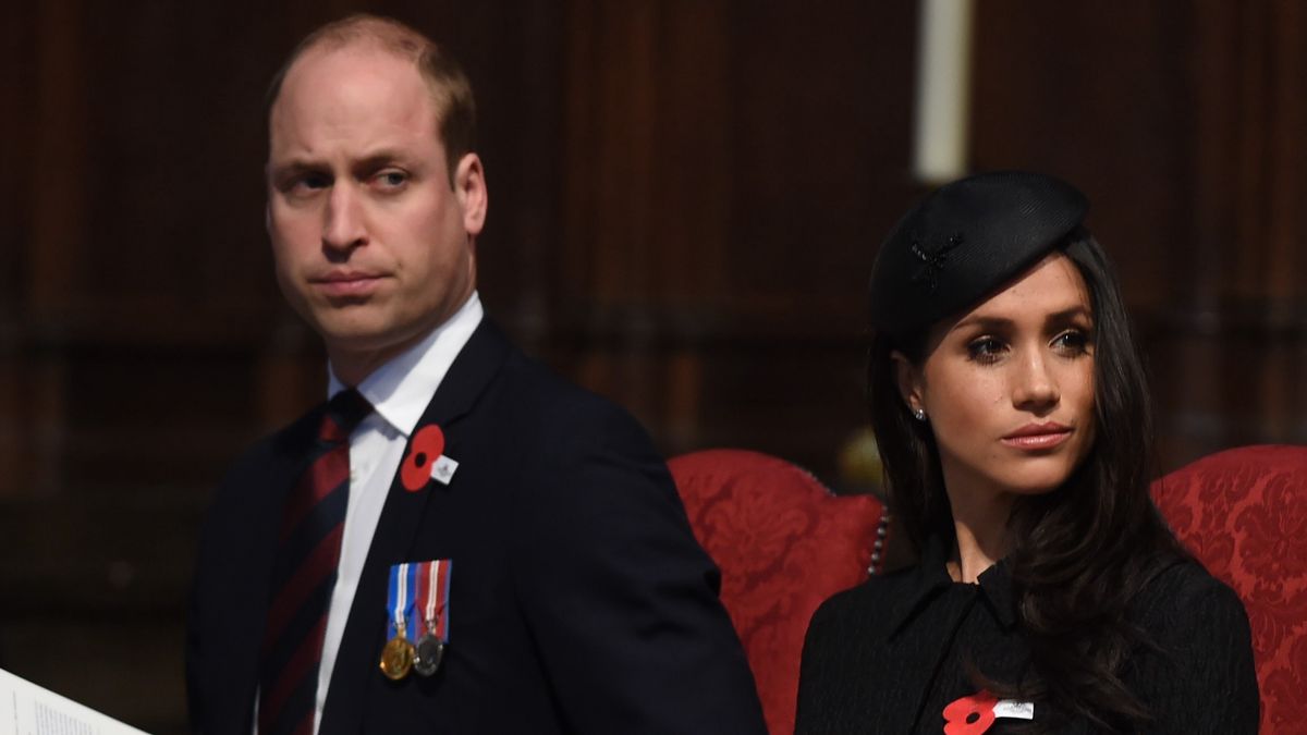 Internauci wposmnieli, że książę William nie potępił ataków na księżną Meghan