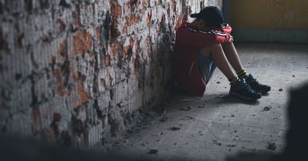 10-latek spał na klatce schodowej. "Nie widzimy tych dzieci, dopóki ktoś ich nie skatuje"