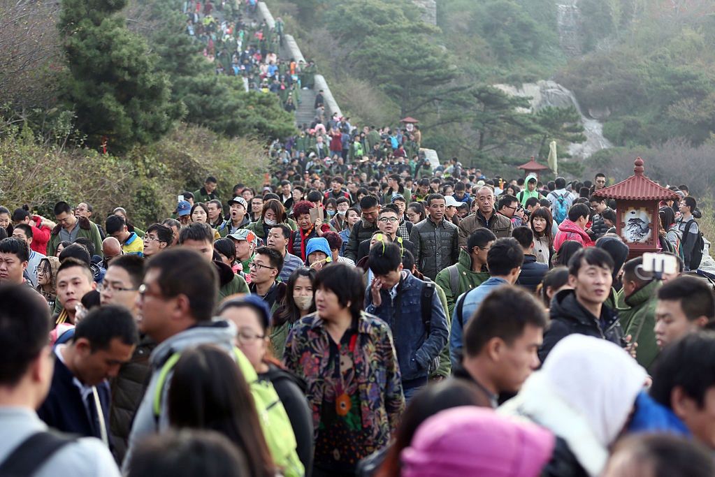Tai Mountain's daunting climb leaves tourists stunned and injured