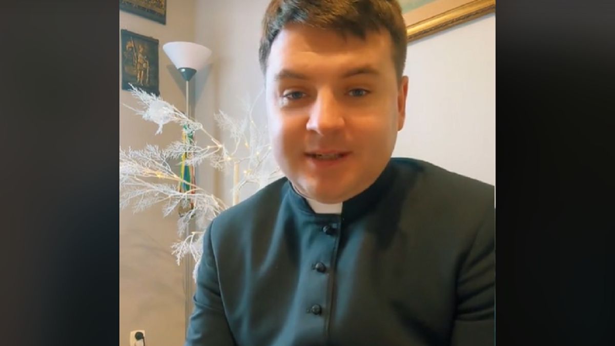 Ksiądz zagrał na akordeonie podczas kolędy. "Ciekawe, ile to kosztuje". 