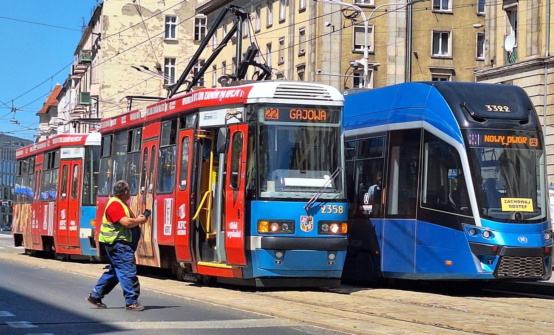 Złamał się pantograf. Niesprawny tramwaj blokuje torowisko.