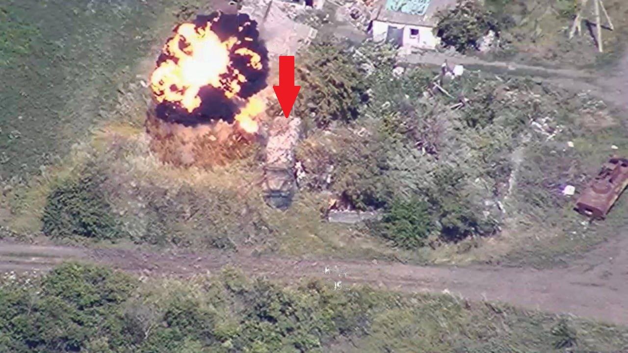 Rosyjski system R-330Ż Żytiel zniszczony przez rakietę GMLRS systemu M142 HIMARS.