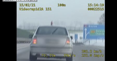 Bolesławiec. Pościg za kierowcą BMW, który pędził 200 km/h. Poszkodowany policjant