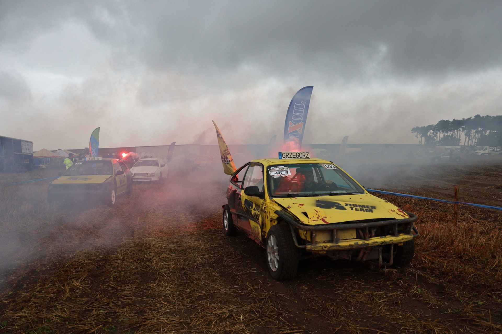 Wyścigi wraków są w naszym regionie bardzo popularne i zazwyczaj towarzyszy im szczytny cel. Na zdjęciu kadr z wyścigów, jakie latem odbyły się w Trzcinicy