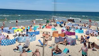 "Zlot parawanów". Internauci o widoku na plaży w Międzywodziu