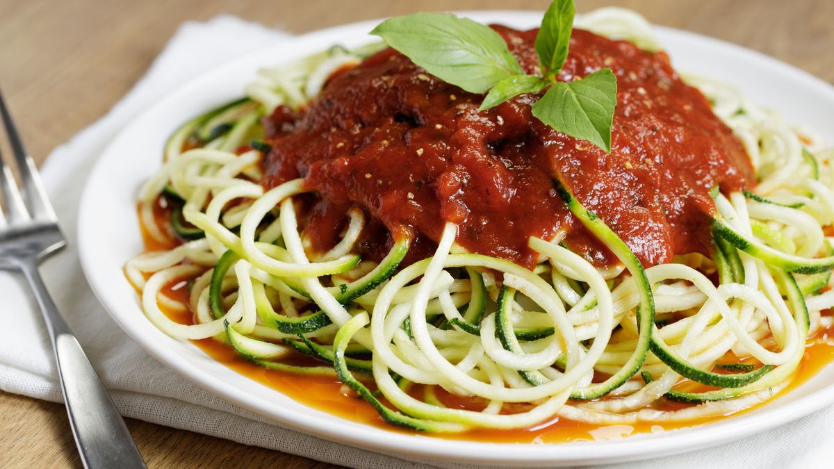 Makaron z cukinii z sosem