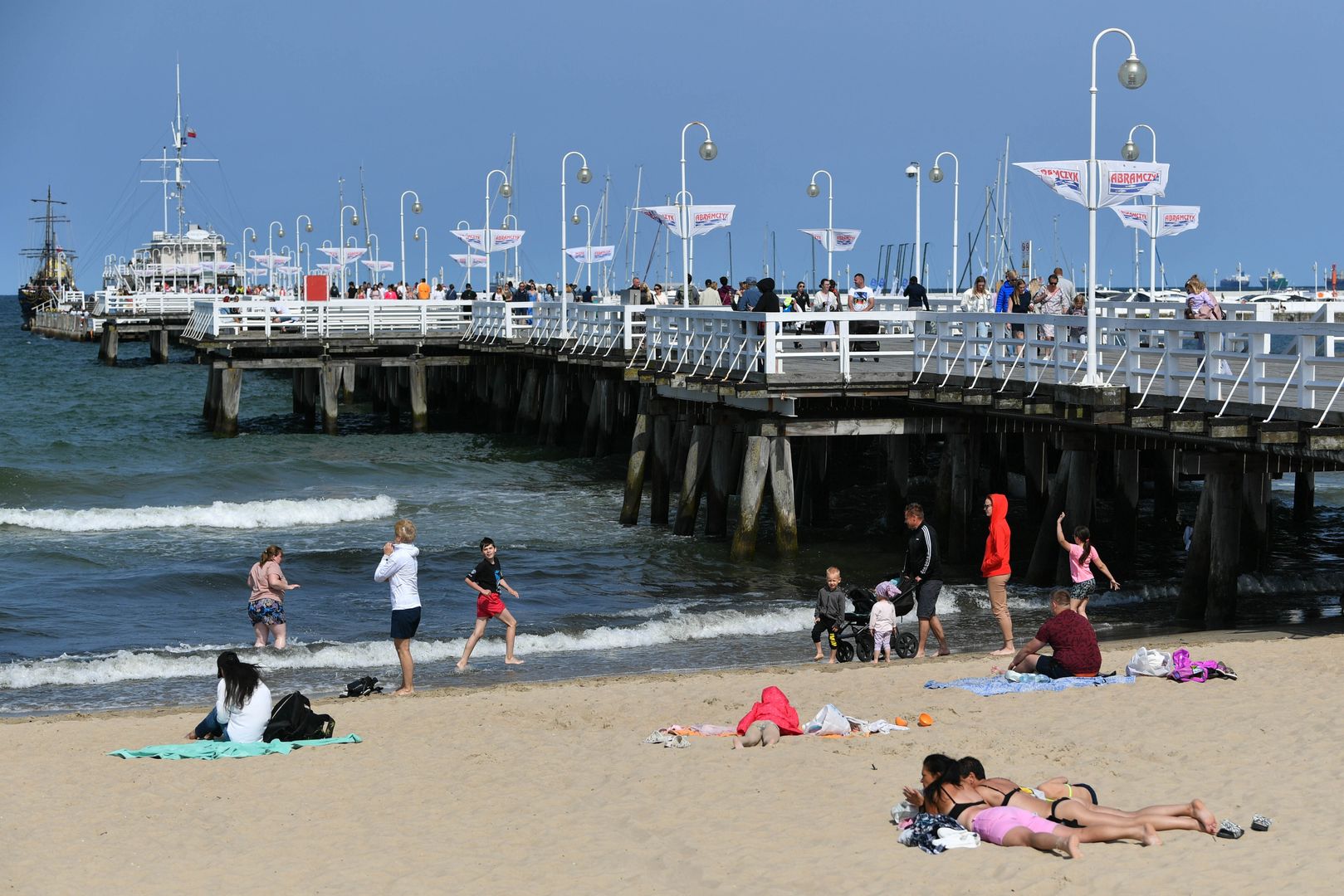 pla�a w Sopocie
Sopot, 19.06.2022. Pla�owicze wypoczywaj�cy w s�oneczne popo�udnie nad Ba�tykiem przy molo w Sopocie, 19 bm. Niedziela jest najgor�tszym dniem obecnego tygodnia. W wielu regionach temperatura przekracza 30 stopni Celsjusza. Instytut Meteorologii i Gospodarki Wodnej wyda� ostrze�enia przed upa�ami. (amb) PAP/Adam War�awa
Adam War�awa
Ba�tyk, k�piel w morzu, lato, morze, nad morzem, odpoczynek, pla�a, pla�a w Sopocie, pogoda, upa�y, wakacje, wypoczynek, ba�tyckie, pla�owicze, upa�, urlop, weekend, wysoka temperatura, opalanie