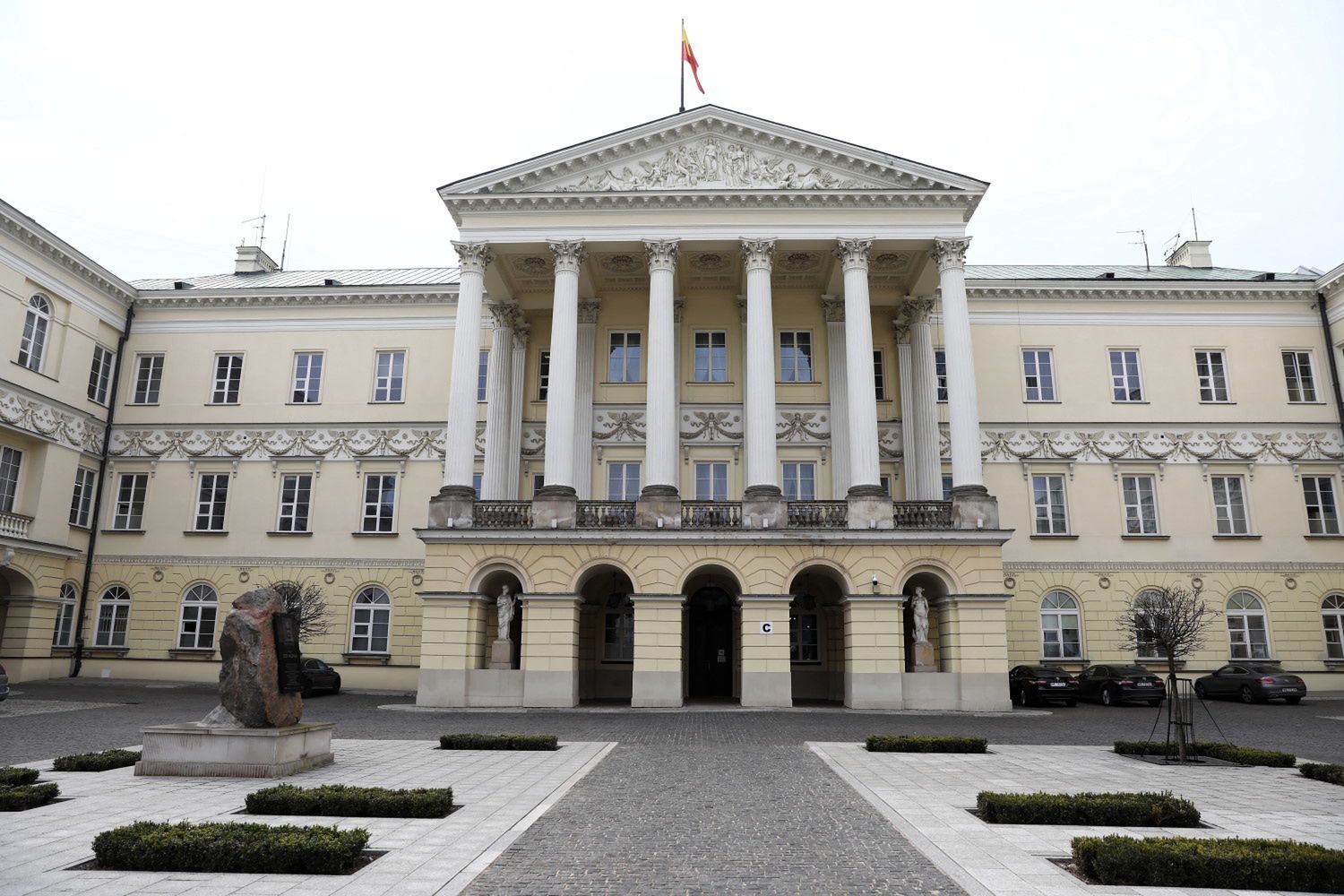 Warszawa. Z uszkodzonego kanału wycieka woda. Decyzje po sztabie kryzysowym