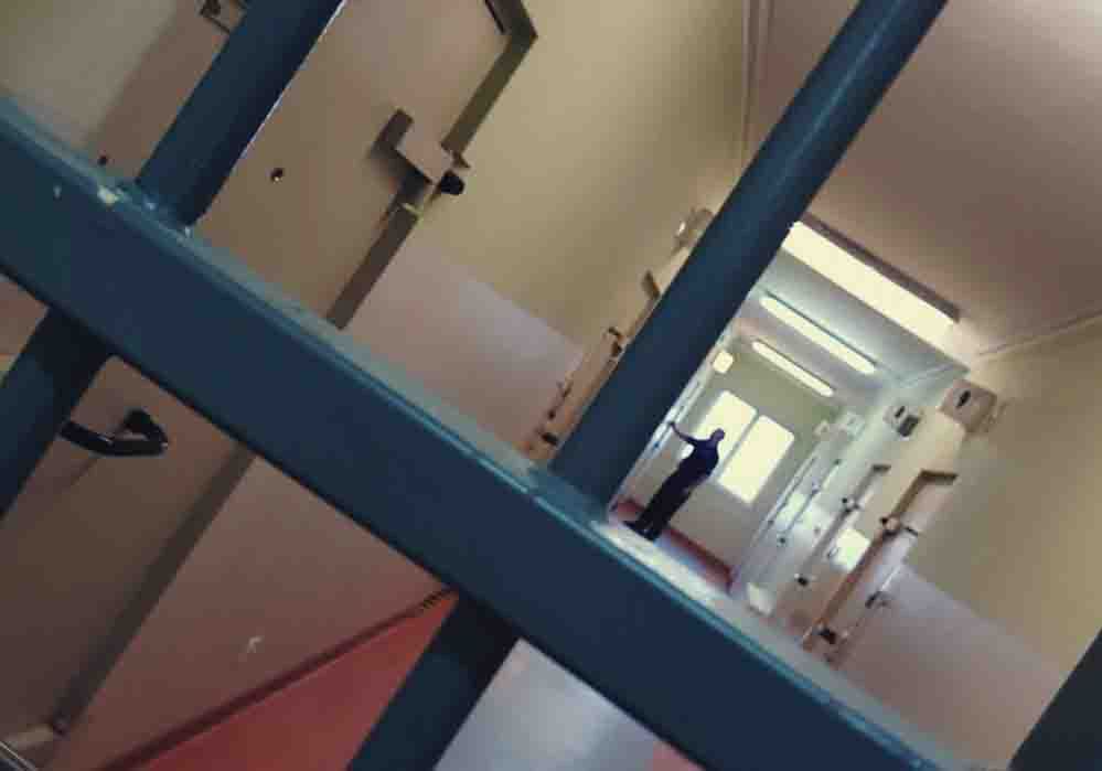 Żary: Szalał w markecie, był pobudzony. Zaatakował policjantów