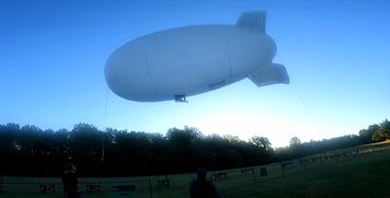 Pandora, sterowiec zbudowany w domu przez Avery Flies. Tak wyglądały pierwsze loty
