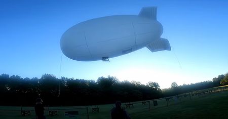 Pandora, sterowiec zbudowany w domu przez Avery Flies. Tak wyglądały pierwsze loty