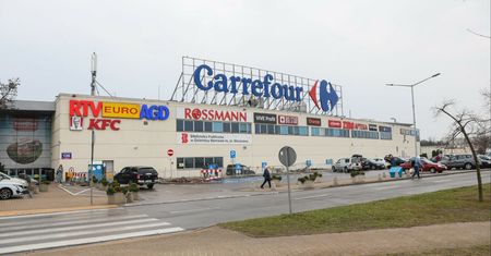 Zburzą centrum handlowe w Warszawie, będą bloki. Mieszkańcy protestują
