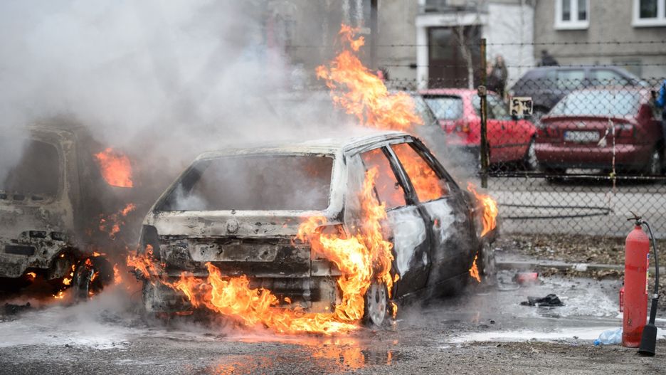 Tczew. Dzieci podpaliły maseczkę. Spłonęły dwa auta / foto ilustracyjne