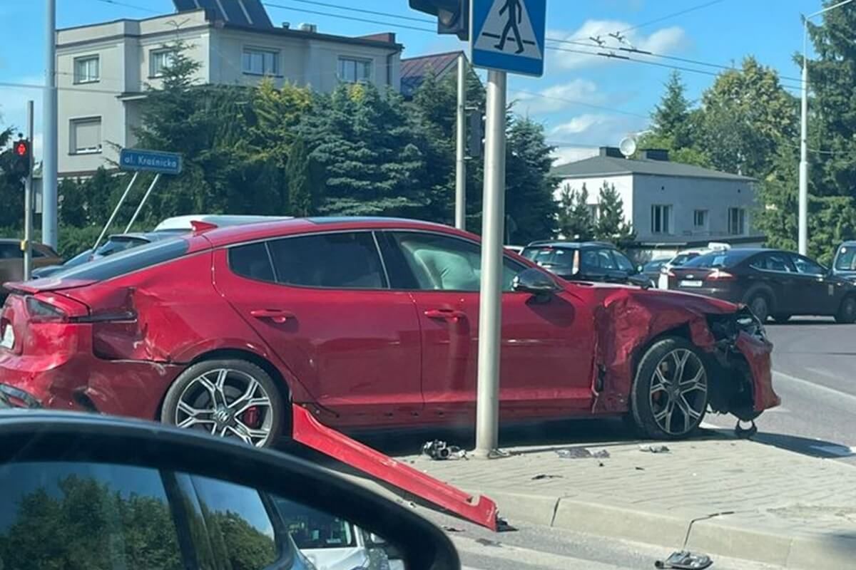 Kia zderzyła się z ambulansem do przewozu krwi na al. Kraśnickiej
