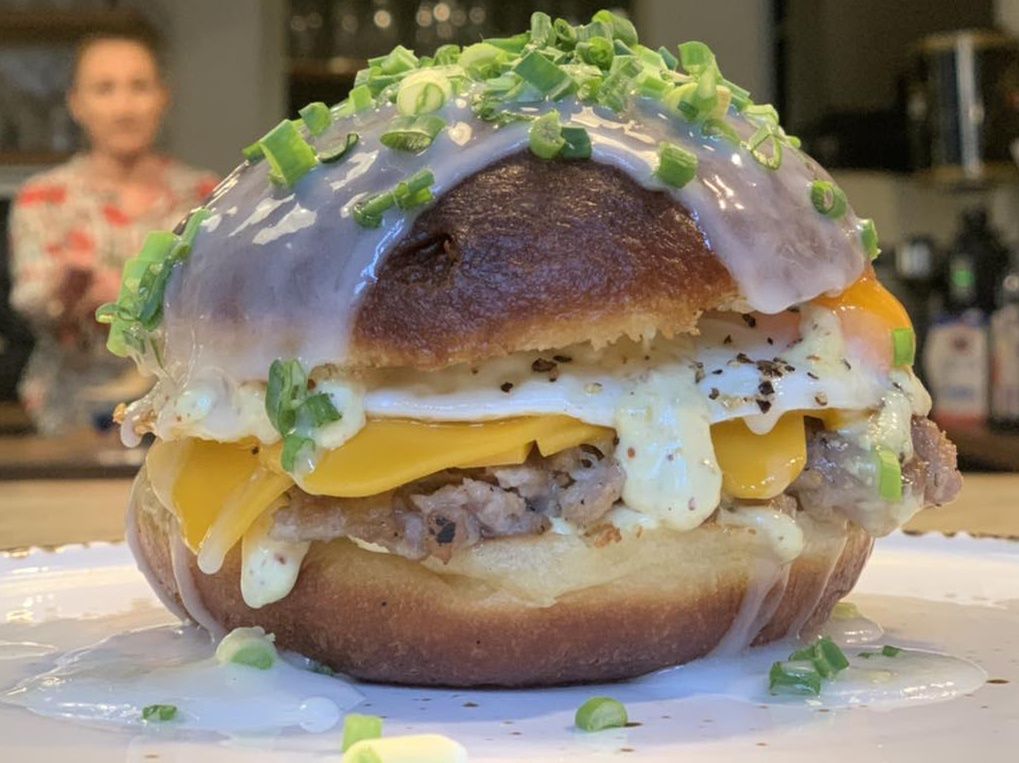 Burger z jajkiem sadzonym w pączku