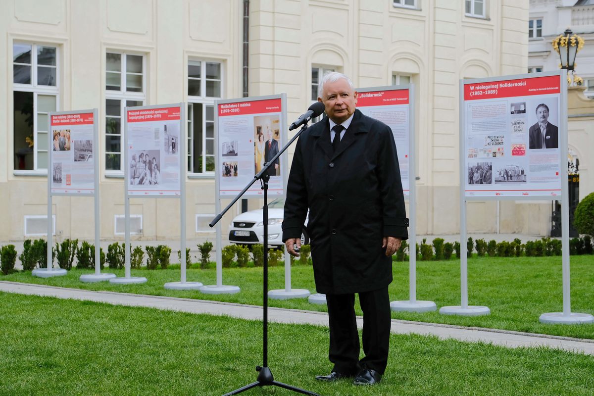 Prezes PiS Jarosław Kaczyński uczestniczył w otwarciu wystawy plenerowej "Lech Kaczyński. Człowiek Solidarności" na dziedzińcu Ministerstwa Kultury i Dziedzictwa Narodowego w Warszawie 