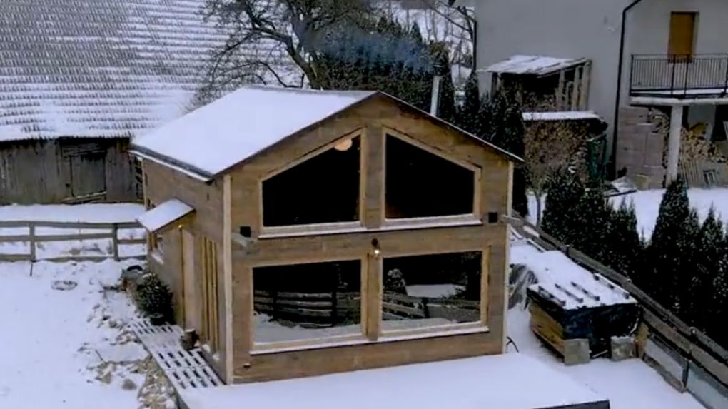 Domek letniskowy wybudowany z materiałow z odzysku. Koszt dokończenia to 6 tys. zł