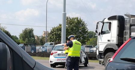 Volvo wjechało w bok auta na minuty. Do szpitala trafiły dwie osoby, w tym dziecko