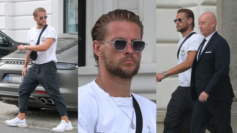 Sebastian Fabijański kupuje zegarek w towarzystwie ochroniarza