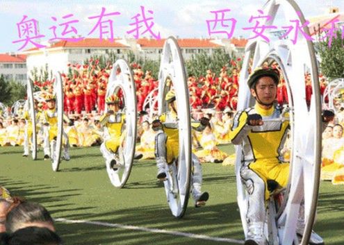 Monovelo - jednkołowe rowery z ceremonii zamknięcia IO w Pekinie