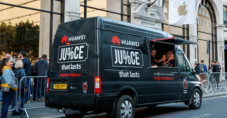 Huawei pojawił się przed sklepami Apple, aby wspomóc kupujących nowe iPhone'y XS