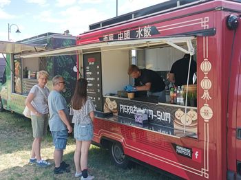 Food Truck Festival nad zalewem Borki w Radomiu. Pojawiły się żarciowozy z jedzeniem z różnych zakątków świata! Co można zjeść?