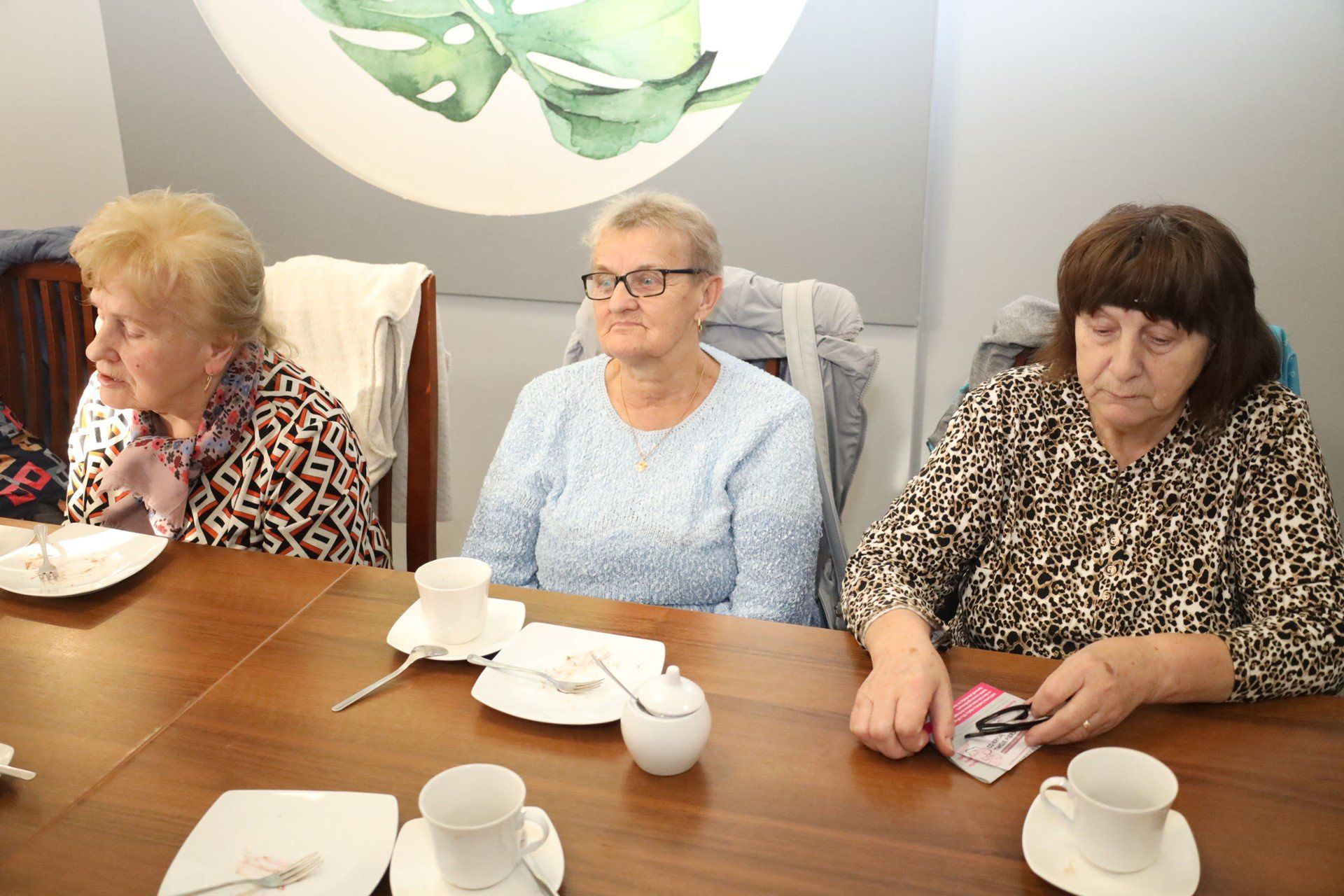 Mariola Koczorowska i Kinga Nowak-Szymanowska z Urzędu Miejskiego w Krotoszynie pomagały seniorom założyć Kartę Mieszkańca