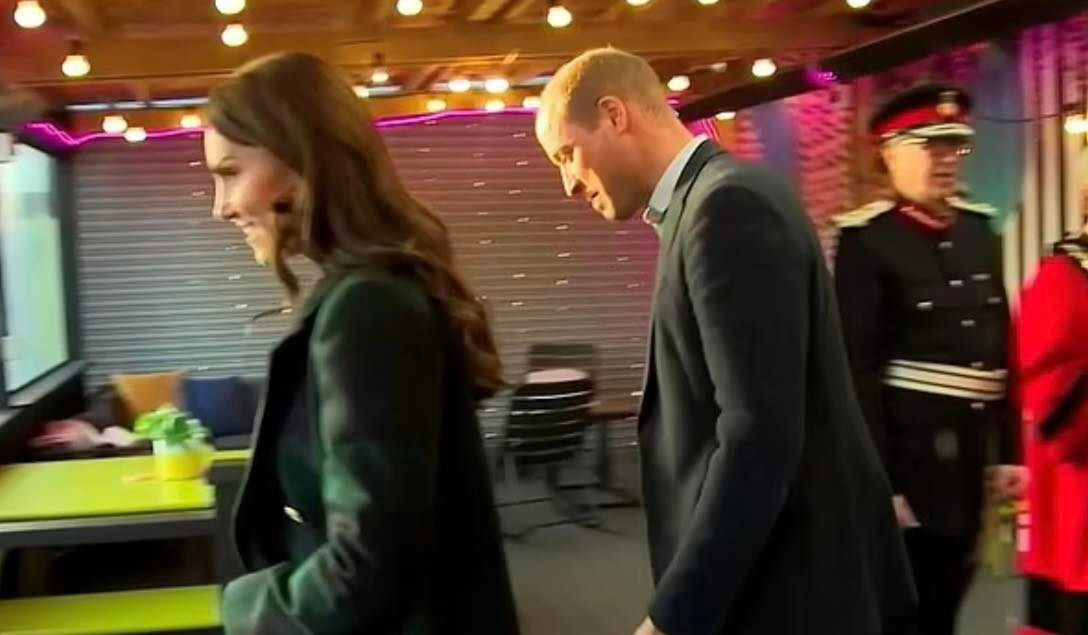 Książę William i Kate Middleton IGNORUJĄ pytania reporterów