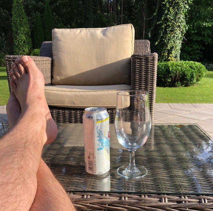 Marcin Miller relaksuje się w ogrodzie