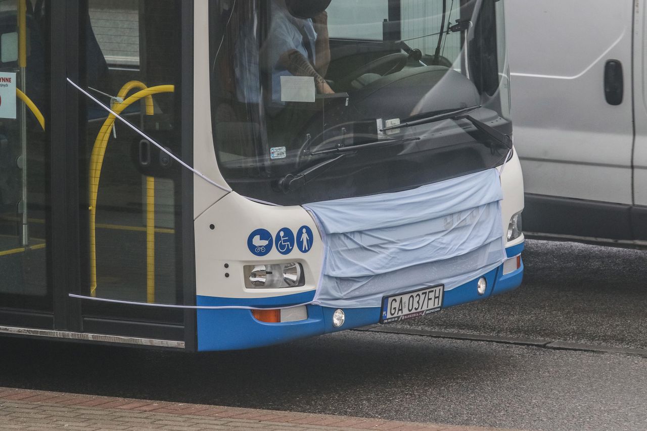 W Gdyni pojawiły się pierwsze autobusy w maseczkach