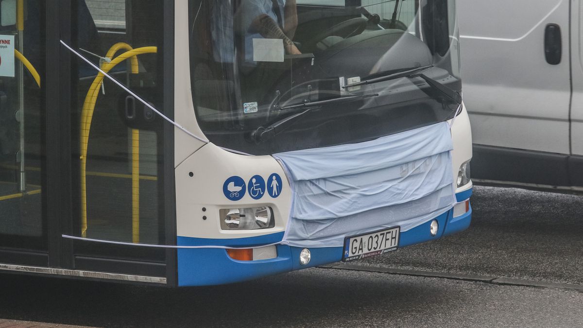 W Gdyni pojawiły się pierwsze autobusy w maseczkach
