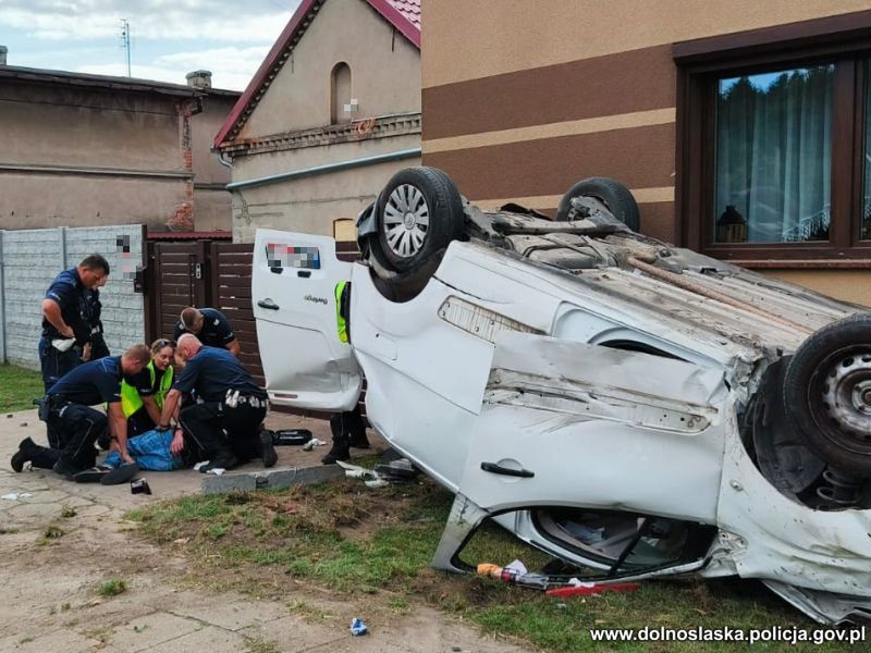 Pościg na S5 zakończony dachowaniem. Kierowca groził policjantom