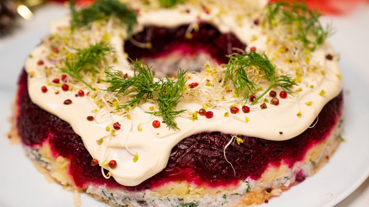 Sałatka śledziowa w kształcie wieńca