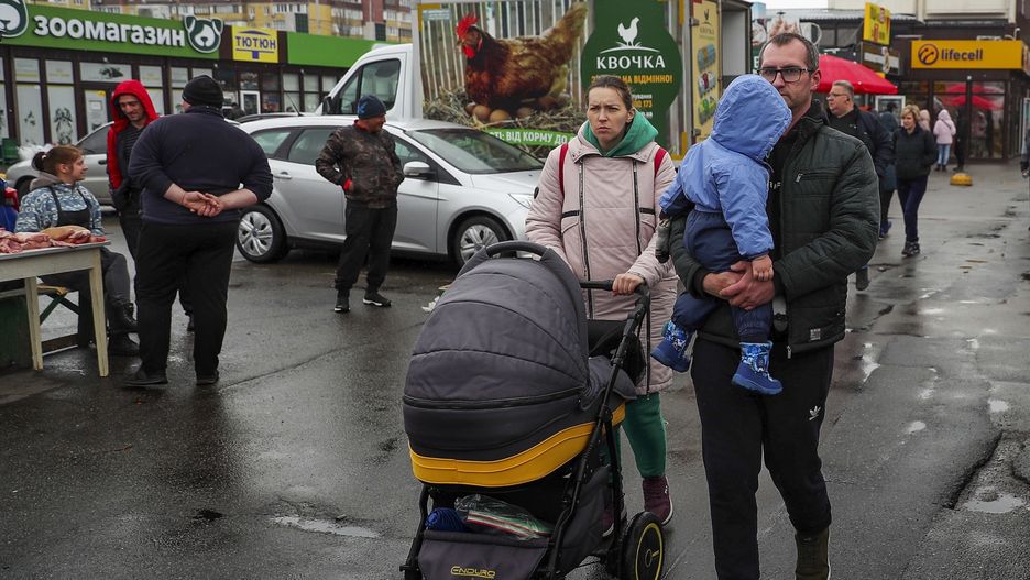 Kiev citizens slowly return to normal life despite warepa09860732 A family walks at a market in Kyiv, Ukraine, 30 March 2022. Russian troops entered Ukraine on 24 February resulting in fighting and destruction in the country, and triggering a series of severe economic sanctions on Russia by Western countries.  EPA/NUNO VEIGA Dostawca: PAP/EPA.NUNO VEIGA