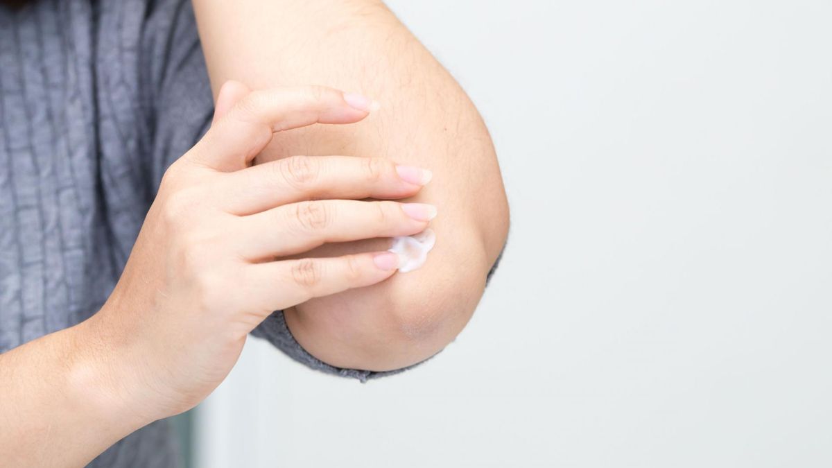 Nieestetyczne łokcie mogą być spowodowane chorobami tarczycy.